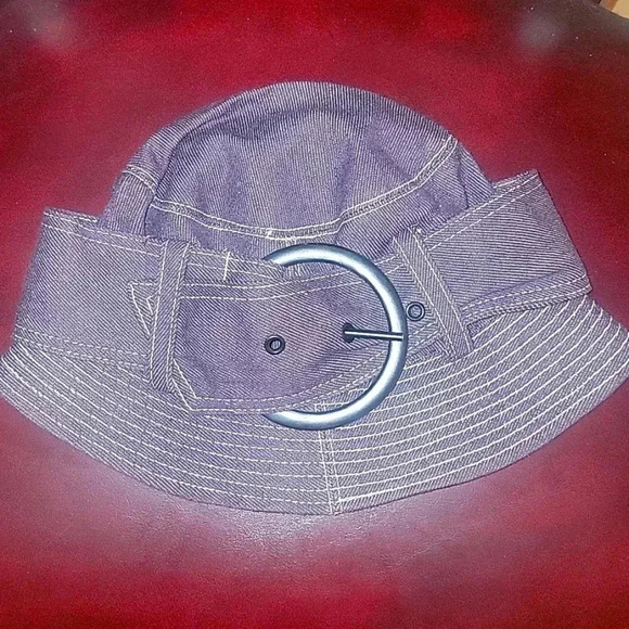 Lola hat